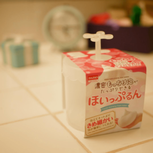 DAISOのほいっぷるんは泡立てネットよりきめ細かい泡が簡単に作れる