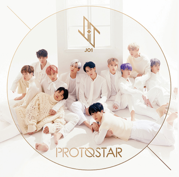 JO1デビューCD「PROTOSTAR」初回限定盤Aの白い衣装のCDジャケット画像
