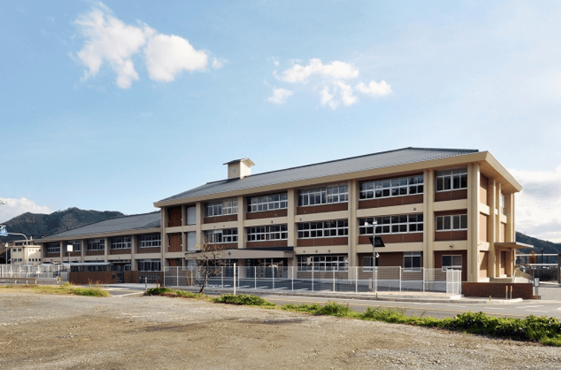 豆原一成が通った岡山県久世中学校の校舎(外観)の画像