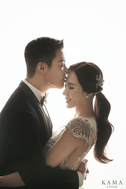 イ・サンファの額にキスをする旦那のKangnamの結婚式前撮りウェディングドレス写真