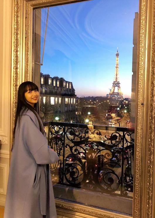 パリのエッフェル塔と一緒に写真を撮る木村拓哉の長女Cocomiの画像
