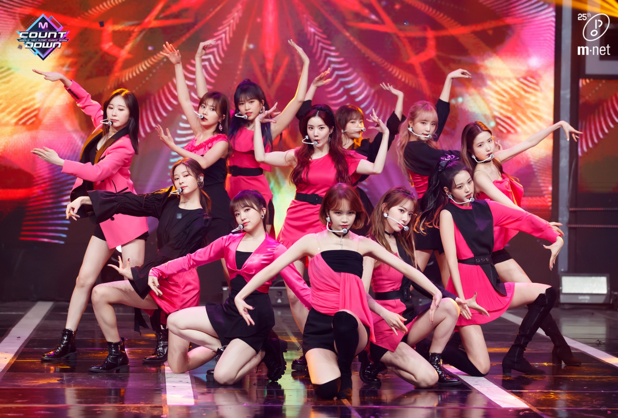 フルアルバムBLOOM IZで韓国でカムバックしたizoneメンバー全員のピンクと黒の大人っぽいステージ衣装画像