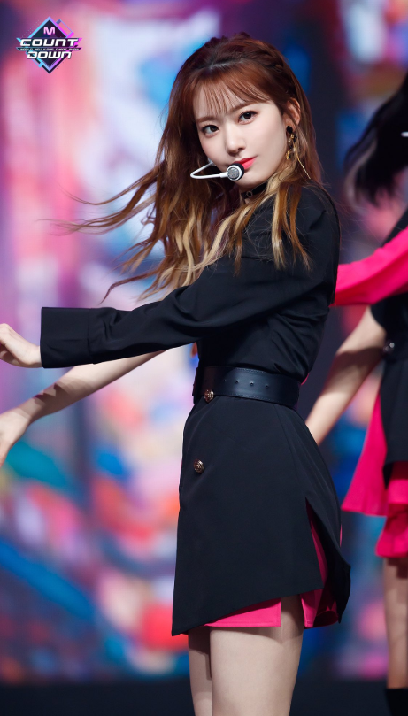 フルアルバムBLOOM IZで韓国でカムバックしたizone宮脇咲良のピンクと黒の大人っぽいステージ衣装画像