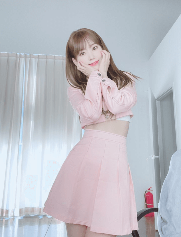 フルアルバムBLOOM IZで韓国でカムバックしたピンクの衣装を着たizone宮脇咲良