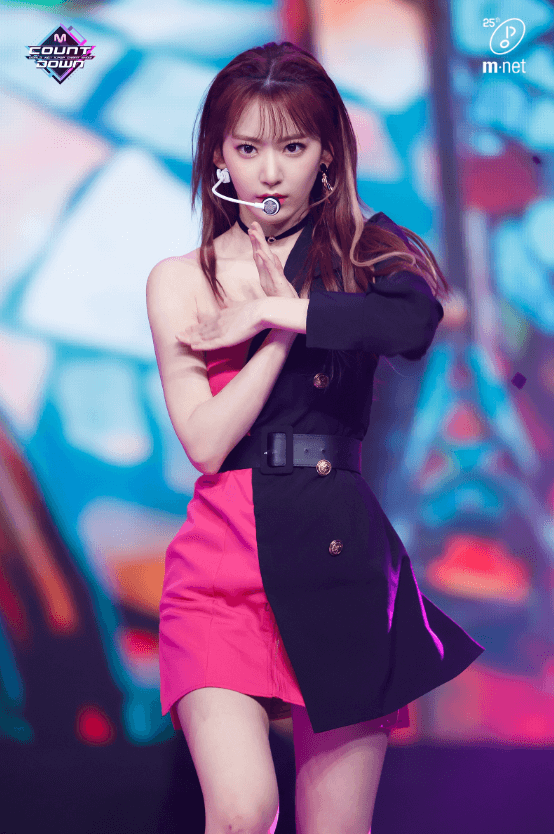 フルアルバムBLOOM IZで韓国でカムバックしたホットピンクの衣装を着てステージに立つizone宮脇咲良