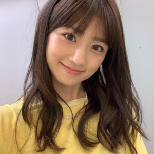 黄色い洋服を着て幸せそうに微笑む小倉優子の画像アップ