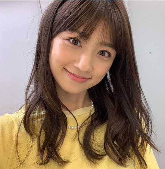 黄色い洋服を着て幸せそうに微笑む小倉優子の画像アップ