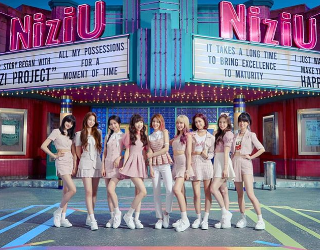 薄いピンク色の衣装を来たNiziU(ニジューnizyu)のメンバー画像