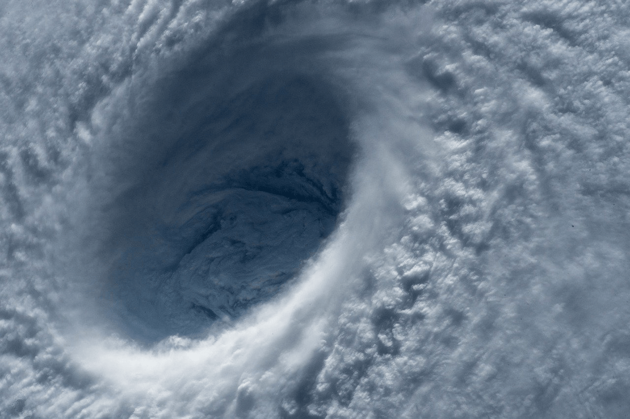 宇宙から見た台風の写真